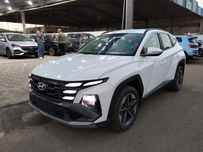 جديدة Hyundai Tucson رابعاً, 1.5 l, 2025 في في المملكة العربية السعودية, جدة من Friends Showroom شركة الاصدقاء المحدون المميزين المحدودة، اللون أبيض. مواصفات الخليج | AUTO.AE | إعلان #274639