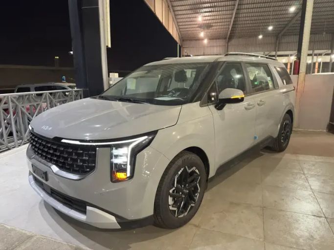 جديدة Kia Carnival فيس ليفت IV, 3.5 l, 2025 في في المملكة العربية السعودية, جدة من شركة الاسطول للسيارات، اللون فضي. المواصفات الكورية | AUTO.AE