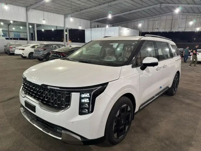 جديدة Kia Carnival فيس ليفت IV, 3.5 l, 2025 في في المملكة العربية السعودية, جدة من شركة الاسطول للسيارات، اللون أبيض. المواصفات الكورية | AUTO.AE