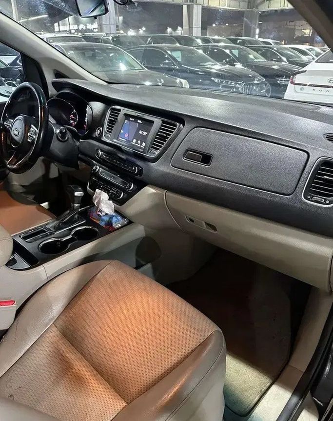 Used Kia Carnival III (YP), 2.2 l, 2019 in Saudi Arabia, Jeddah by Manarat Al Tayseer شركة منارة التيسير, Grey color. Korean Specs | AUTO.AE | Listing #295518 — photo 12 of 16
