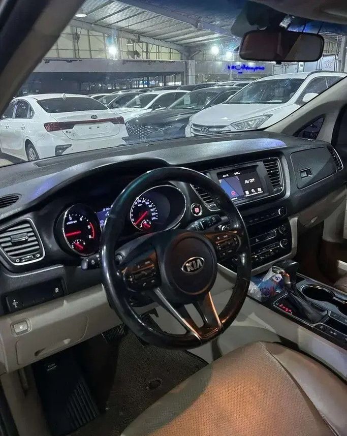 Used Kia Carnival III (YP), 2.2 l, 2019 in Saudi Arabia, Jeddah by Manarat Al Tayseer شركة منارة التيسير, Grey color. Korean Specs | AUTO.AE | Listing #295518 — photo 10 of 16