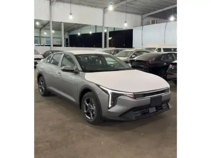 جديدة Kia K4, 1.6 l, 2026 في في المملكة العربية السعودية, جدة من شركة الاسطول للسيارات، اللون رمادي. المواصفات الكورية | AUTO.AE