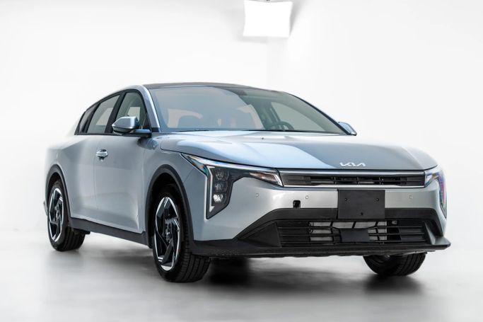 جديدة Kia K4, 2.0 l, 2026 في في المملكة العربية السعودية, جدة من Hala Car شركة هلا كار ، اللون فضي.  | AUTO.AE