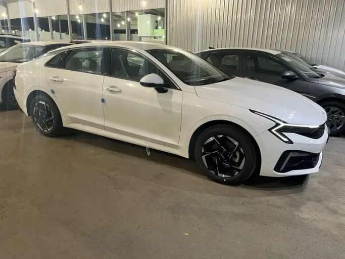 جديدة Kia K5 ثالثاً فيس ليفت, 2.5 l, 2025 في في المملكة العربية السعودية, جدة من شركة الاسطول للسيارات، اللون أبيض. المواصفات الكورية | AUTO.AE