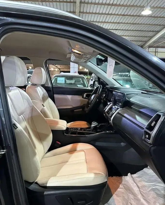 مستعملة Kia Sorento رابعاً، 2.2 لتر، 2021 في المملكة العربية السعودية، جدة من Manarat Al Tayseer شركة منارة التيسير، اللون رمادي. المواصفات الكورية | AUTO.AE | إعلان #295962 — صورة 11 من 17