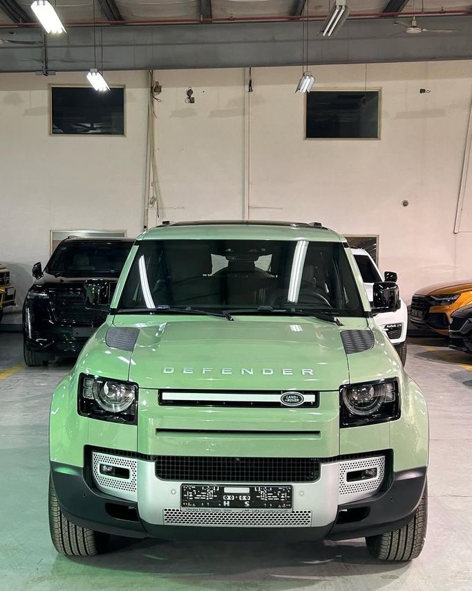 جديدة Land Rover Defender 90 ثانياً, 5.0 l, 2024 في في المملكة العربية السعودية, جدة من Edition One، اللون أخضر.  | AUTO.AE | إعلان #246161