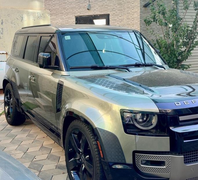 Used Land Rover Defender 110 II (L663), 2.0 l, 2021 in Saudi Arabia, Jeddah by Al Mada Car المدى كار للسيارات, Grey color. Other | AUTO.AE | Listing #281102