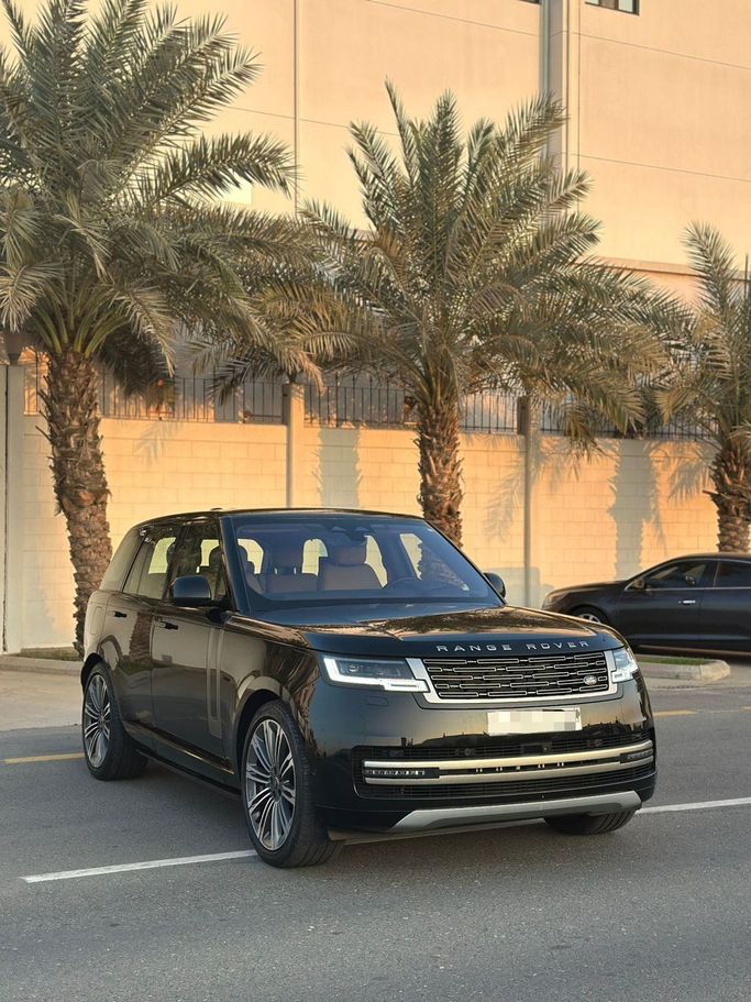 مستعملة Land Rover Range Rover P360 MHEV V, 3.0 l, 2023 في في المملكة العربية السعودية, جدة من Al Ouni Exhibition، اللون أسود. مواصفات الخليج | AUTO.AE