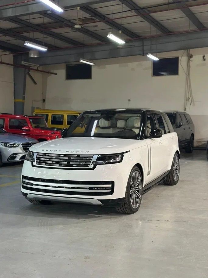 Подержанный Land Rover Range Rover P530 MHEV V, 4.4 л, 2024 в Саудовская Аравия, Джидда от Edition One Белый цвет.  | AUTO.AE