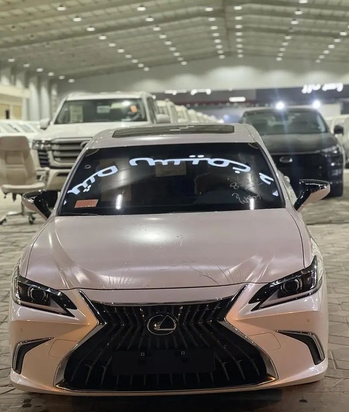 جديدة Lexus ES 250 فيس ليفت السابع, 2.5 l, 2024 في في المملكة العربية السعودية, جدة من AKM شركة اضواء خميس مشيط، اللون أبيض.  | AUTO.AE