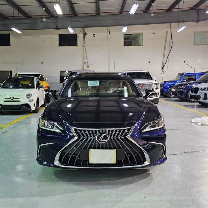 Подержанный Lexus ES 350 VII Рестайлинг, 3.5 л, 2023 в Саудовская Аравия, Джидда от Edition One Тёмно-синий цвет.  | AUTO.AE