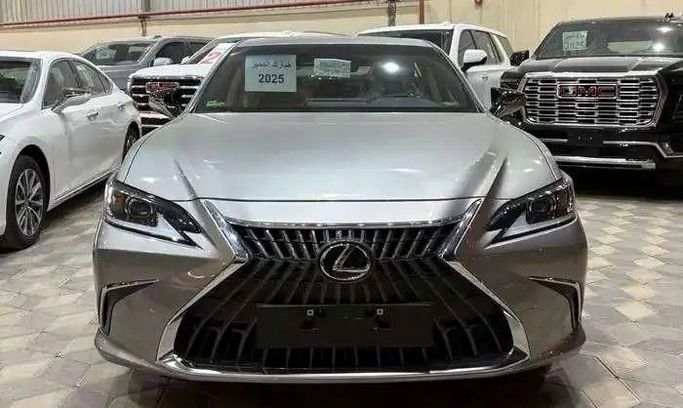 جديدة Lexus ES 250 فيس ليفت السابع, 2.5 l, 2025 في في المملكة العربية السعودية, جدة من Khiyarak Al Mumayaz  معرض خيارك المميز للسيارات، اللون فضي. مواصفات الخليج | AUTO.AE | إعلان #252433