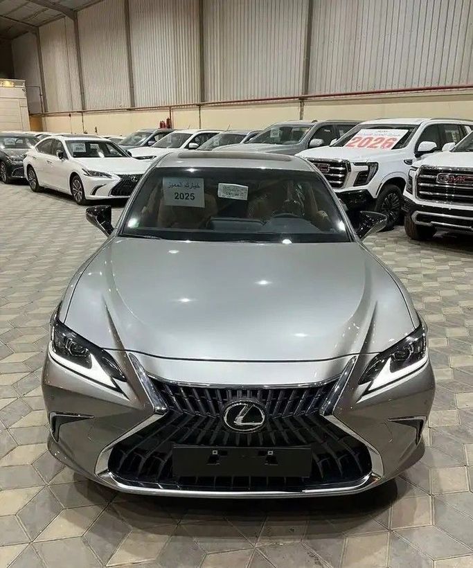 جديدة Lexus ES 250 عملية فيس ليفت السابع 2, 2.5 l, 2025 في في المملكة العربية السعودية, جدة من Khiyarak Al Mumayaz  معرض خيارك المميز للسيارات، اللون فضي. مواصفات الخليج | AUTO.AE | إعلان #252664