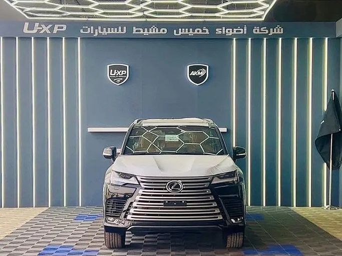 جديدة Lexus LX 600 رابعاً, 3.4 l, 2026 في في المملكة العربية السعودية, جدة من AKM شركة اضواء خميس مشيط، اللون أسود.  | AUTO.AE