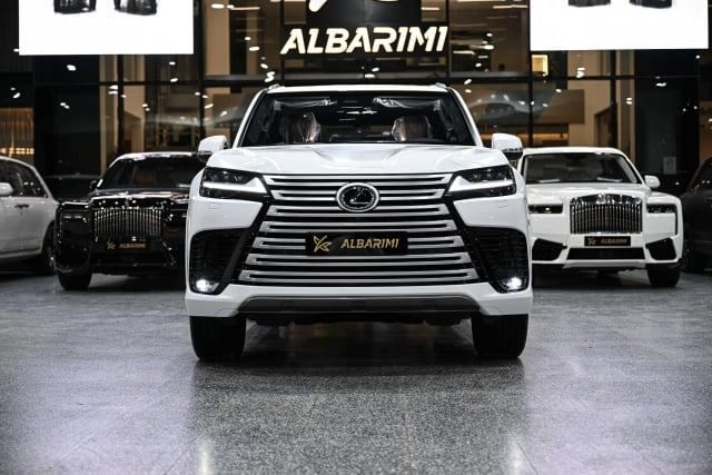 جديدة Lexus LX 600 رابعاً, 3.4 l, 2025 في في المملكة العربية السعودية, جدة من Al Barimi Cars شركة البريمي للسيارات، اللون أبيض. مواصفات الخليج | AUTO.AE | إعلان #252466
