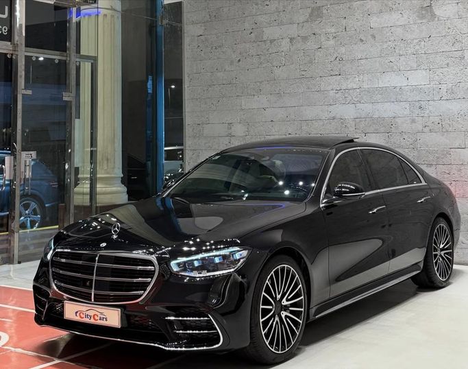 مستعملة Mercedes-Benz S-Class 580 4MATIC سابعاً (W223), 4.0 l, 2022 في في المملكة العربية السعودية, جدة من CIty Cars، اللون أسود.  | AUTO.AE