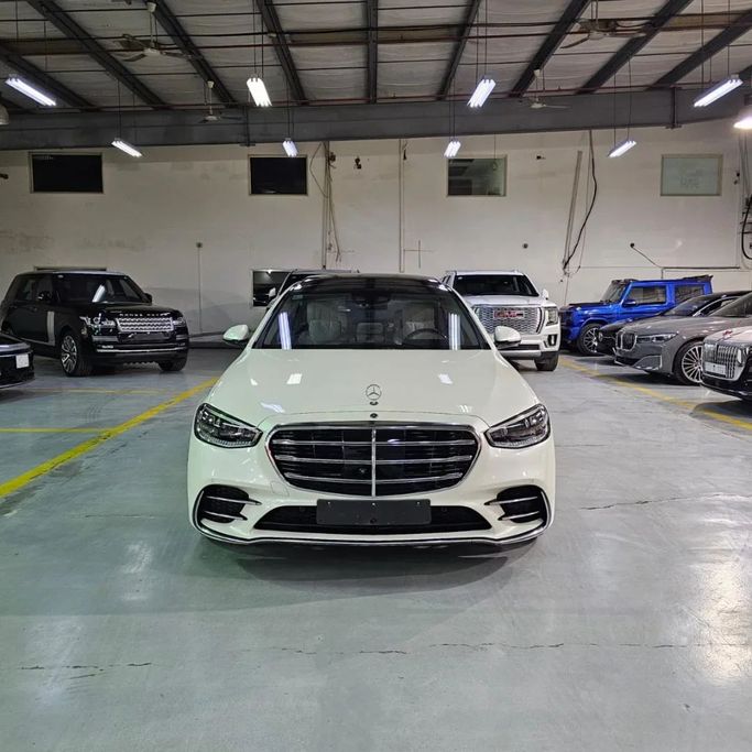 Подержанный Mercedes-Benz S-Class 500 4MATIC VII (W223), 3.0 л, 2021 в Саудовская Аравия, Джидда от Edition One Белый цвет.  | AUTO.AE