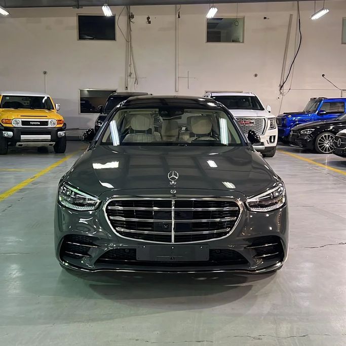 Подержанный Mercedes-Benz S-Class 450 4MATIC VII (W223), 3.0 л, 2024 в Саудовская Аравия, Джидда от Edition One Серый цвет.  | AUTO.AE
