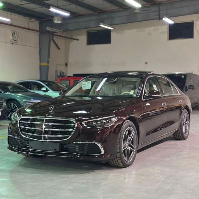 جديدة Mercedes-Benz S-Class 450 4MATIC سابعاً (W223), 3.0 l, 2025 في في المملكة العربية السعودية, جدة من Edition One، اللون خمري.  | AUTO.AE