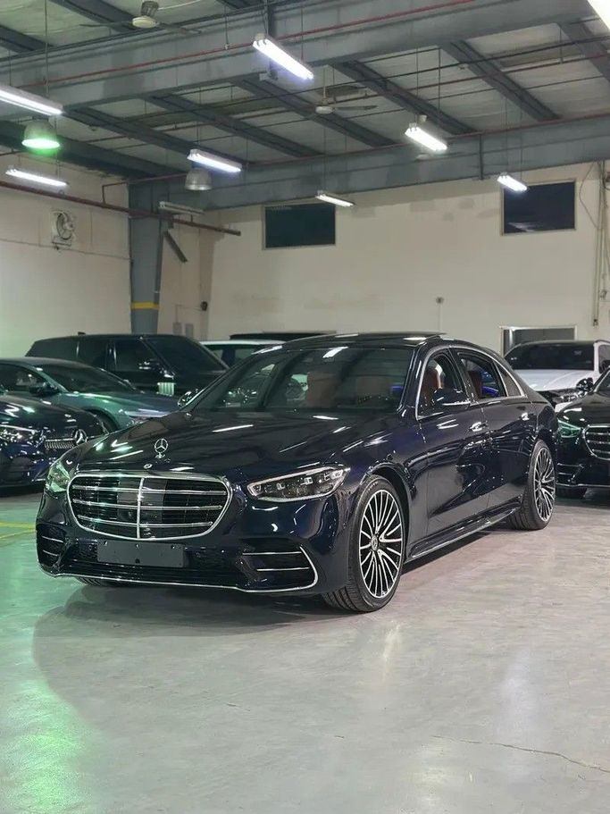 Подержанный Mercedes-Benz S-Class 580 4MATIC VII (W223), 4.0 л, 2023 в Саудовская Аравия, Джидда от Edition One Тёмно-синий цвет.  | AUTO.AE | Объявление #246569