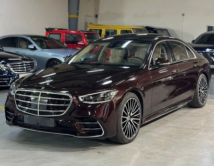 مستعملة Mercedes-Benz S-Class 500 4MATIC سابعاً (W223), 3.0 l, 2023 في في المملكة العربية السعودية, جدة من Edition One، اللون خمري.  | AUTO.AE | إعلان #246619