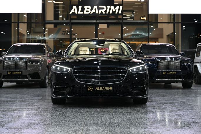 جديدة Mercedes-Benz S-Class 580 e 4MATIC سابعاً (W223), 3.0 l, 2025 في في المملكة العربية السعودية, جدة من Al Barimi Cars شركة البريمي للسيارات، اللون أسود. مواصفات الخليج | AUTO.AE | إعلان #252341