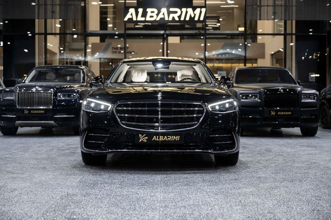 جديدة Mercedes-Benz S-Class 500 4MATIC سابعاً (W223), 3.0 l, 2025 في في المملكة العربية السعودية, جدة من Al Barimi Cars شركة البريمي للسيارات، اللون أسود. مواصفات الخليج | AUTO.AE | إعلان #252454