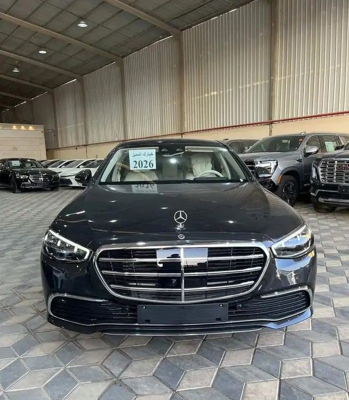 جديدة Mercedes-Benz S-Class 450 4MATIC سابعاً (W223), 3.0 l, 2026 في في المملكة العربية السعودية, جدة من Khiyarak Al Mumayaz  معرض خيارك المميز للسيارات، اللون أسود. مواصفات الخليج | AUTO.AE | إعلان #252706