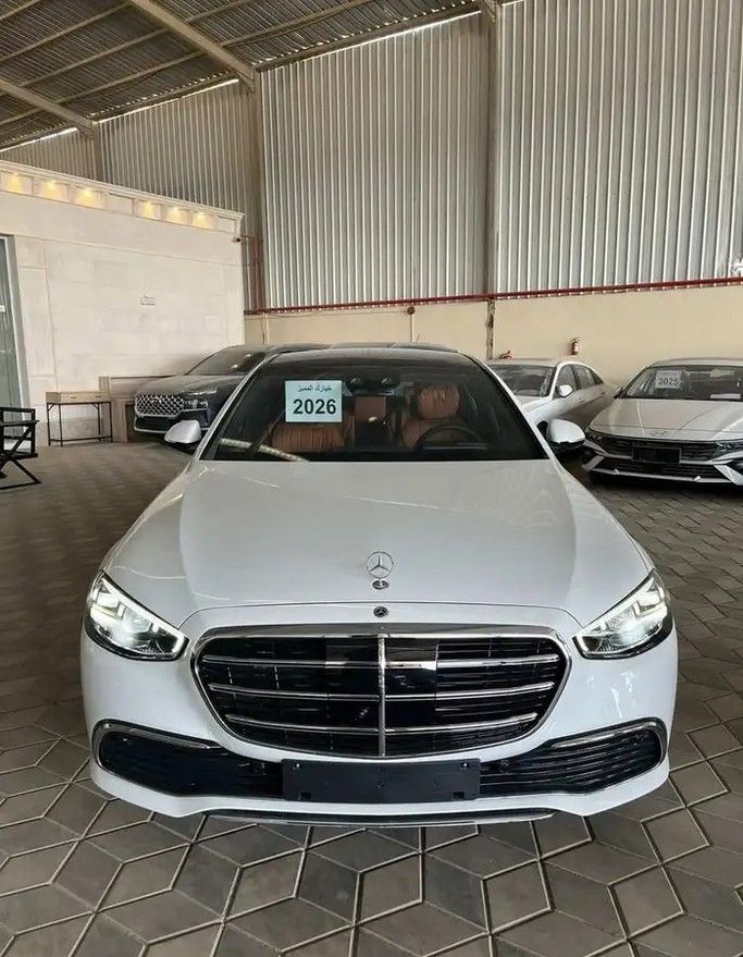 جديدة Mercedes-Benz S-Class 450 4MATIC سابعاً (W223), 3.0 l, 2026 في في المملكة العربية السعودية, جدة من Khiyarak Al Mumayaz  معرض خيارك المميز للسيارات، اللون أبيض. مواصفات الخليج | AUTO.AE | إعلان #252745