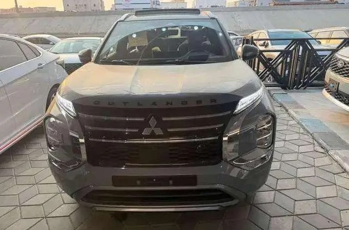 جديدة ⁦Mitsubishi Outlander رابعاً، 2.5 l، 2026⁩ في في المملكة العربية السعودية, جدة من Fleet Car الاسطول كار، اللون رمادي.  | AUTO.AE | إعلان #292075