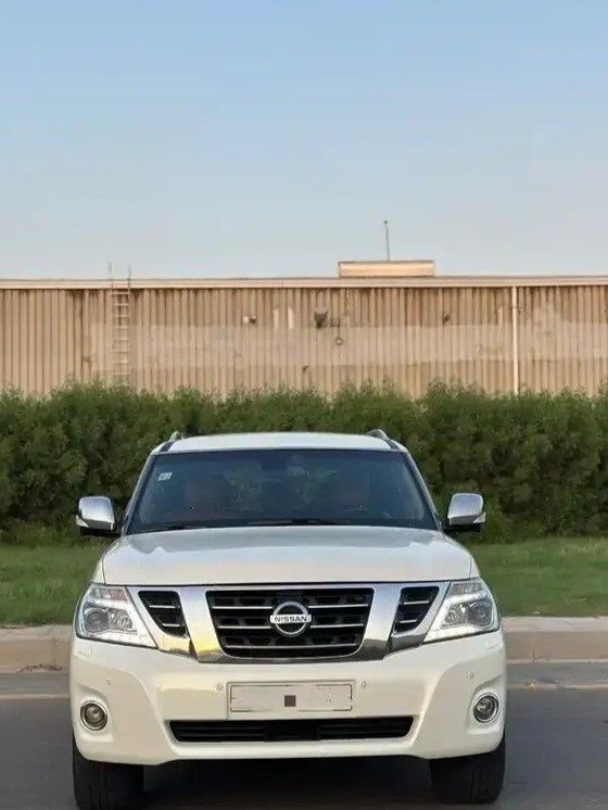 مستعملة Nissan Patrol السادس (Y62), 5.6 l, 2014 في في المملكة العربية السعودية, جدة من Al Oun Cars معرض العون للسيارات، اللون أبيض. مواصفات الخليج | AUTO.AE | إعلان #276273