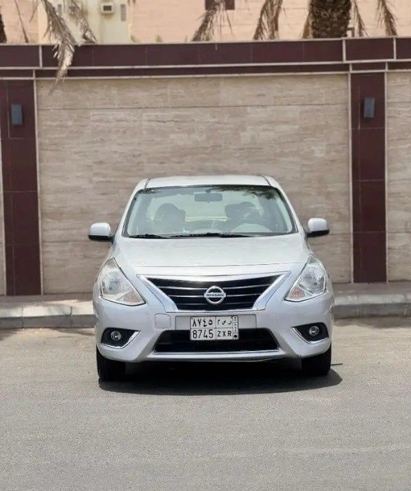 مستعملة ⁦Nissan Sunny فيس ليفت N17، 1.5 l، 2023⁩ في في المملكة العربية السعودية, جدة من Al Yusr Cars معرض اليسر للسيارات، اللون رمادي. مواصفات الخليج | AUTO.AE | إعلان #281484