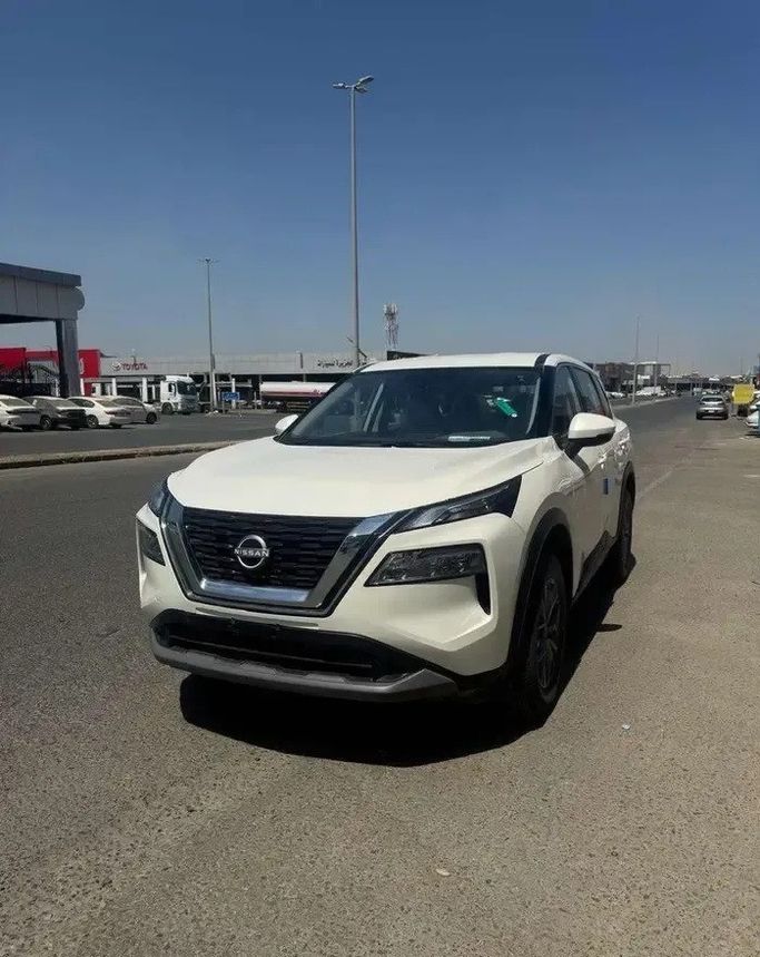 جديدة ⁦Nissan X-Trail رابعاً، 2.5 l، 2025⁩ في في المملكة العربية السعودية, جدة من Al Obour شركة العبور المطور للسيارات ، اللون أبيض.  | AUTO.AE | إعلان #278930