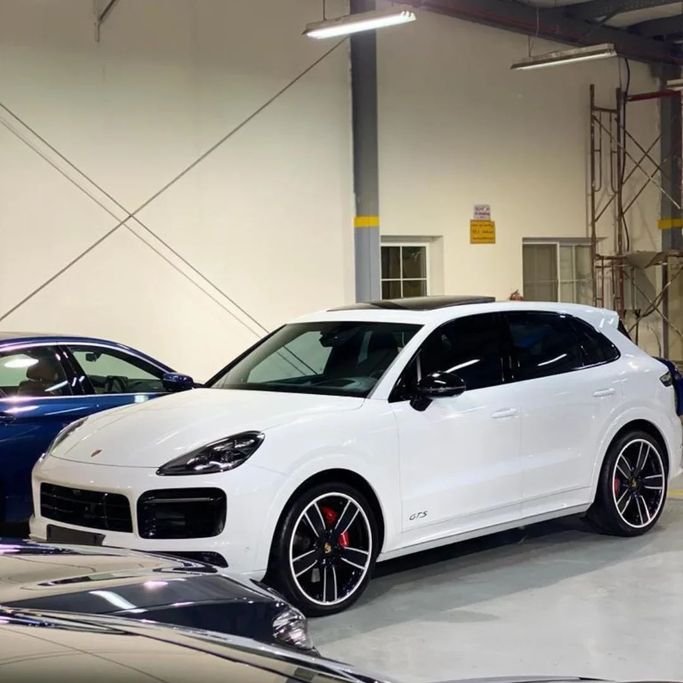 Подержанный Porsche Cayenne GTS III, 4.0 л, 2021 в Саудовская Аравия, Джидда от Edition One Белый цвет.  | AUTO.AE
