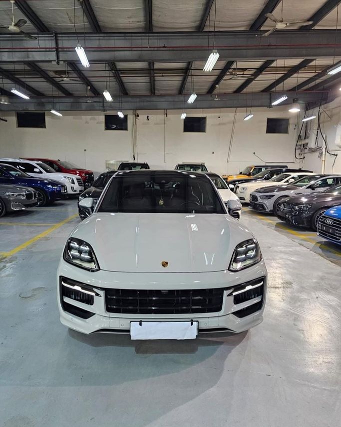مستعملة Porsche Cayenne S Coupé ثالثاً فيس ليفت, 4.0 l, 2024 في في المملكة العربية السعودية, جدة من Edition One، اللون رمادي.  | AUTO.AE | إعلان #246202