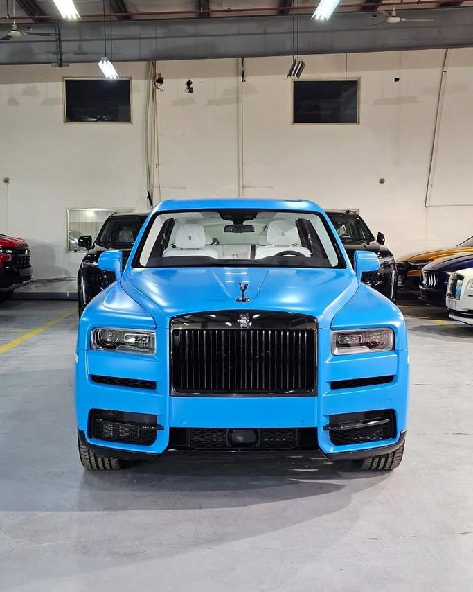 جديدة Rolls-Royce Cullinan I, 6.7 l, 2023 في في المملكة العربية السعودية, جدة من Edition One، اللون أزرق فاتح.  | AUTO.AE | إعلان #246110