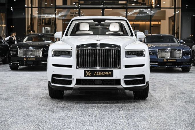 جديدة Rolls-Royce Cullinan Black Badge I, 6.7 l, 2019 في في المملكة العربية السعودية, جدة من Al Barimi Cars شركة البريمي للسيارات، اللون أبيض. مواصفات الخليج | AUTO.AE | إعلان #252474