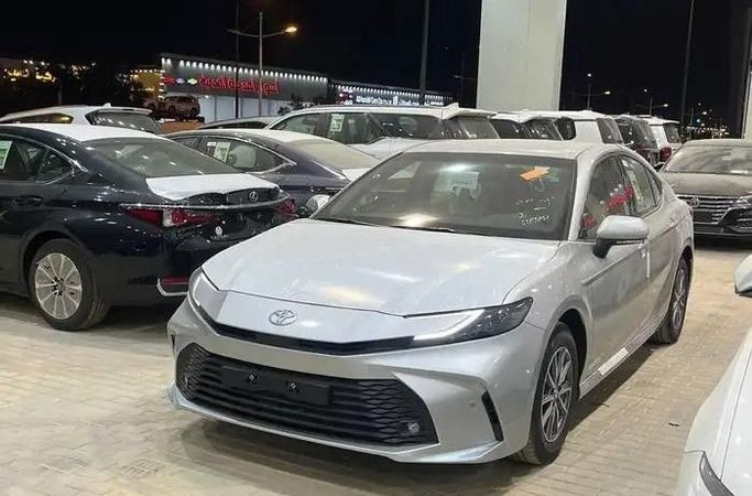 جديدة Toyota Camry التاسع (XV80), 2.5 l, 2025 في في المملكة العربية السعودية, جدة من Khiyarak Al Mumayaz  معرض خيارك المميز للسيارات، اللون فضي. مواصفات الخليج | AUTO.AE | إعلان #252380