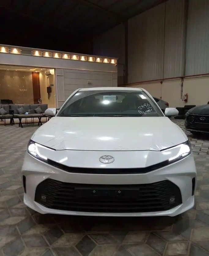 جديدة Toyota Camry التاسع (XV80), 2.5 l, 2025 في في المملكة العربية السعودية, جدة من Khiyarak Al Mumayaz  معرض خيارك المميز للسيارات، اللون أبيض. مواصفات الخليج | AUTO.AE | إعلان #253099