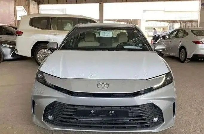 جديدة Toyota Camry التاسع (XV80), 2.5 l, 2025 في في المملكة العربية السعودية, جدة من Khiyarak Al Mumayaz  معرض خيارك المميز للسيارات، اللون فضي. مواصفات الخليج | AUTO.AE | إعلان #253101