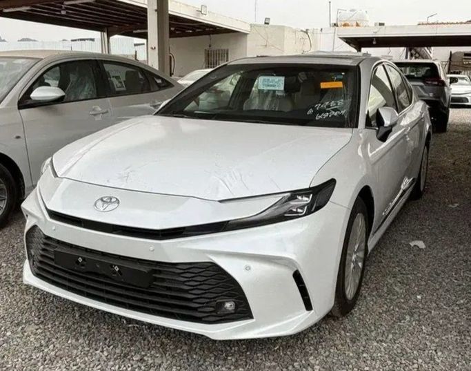 Новый Toyota Camry IX (XV80), 2.5 л, 2025 в Саудовская Аравия, Джидда от Aloudh Motors Белый цвет. GCC | AUTO.AE | Объявление #274103