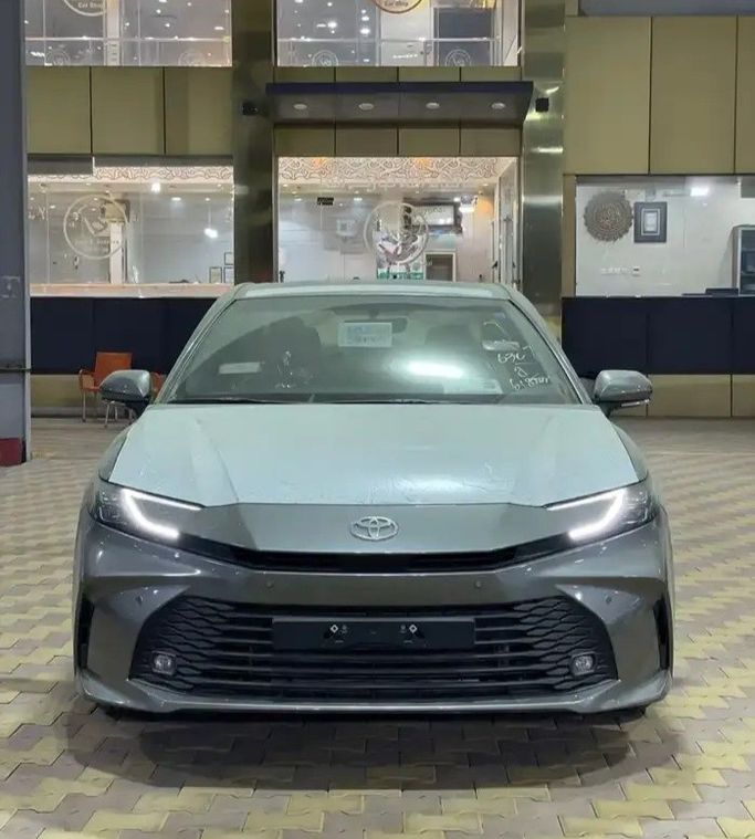 جديدة Toyota Camry التاسع (XV80), 2.5 l, 2026 في في المملكة العربية السعودية, جدة من Nada Al Jazeera شركة ندى الجزيرة للسيارات، اللون رمادي.  | AUTO.AE | إعلان #275295