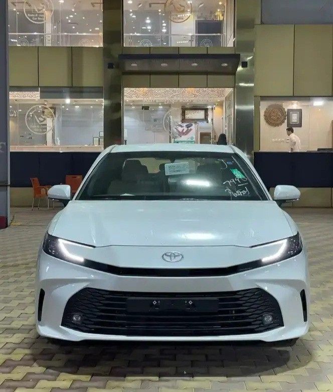 جديدة Toyota Camry التاسع (XV80), 2.5 l, 2026 في في المملكة العربية السعودية, جدة من Nada Al Jazeera شركة ندى الجزيرة للسيارات، اللون أبيض.  | AUTO.AE | إعلان #275412