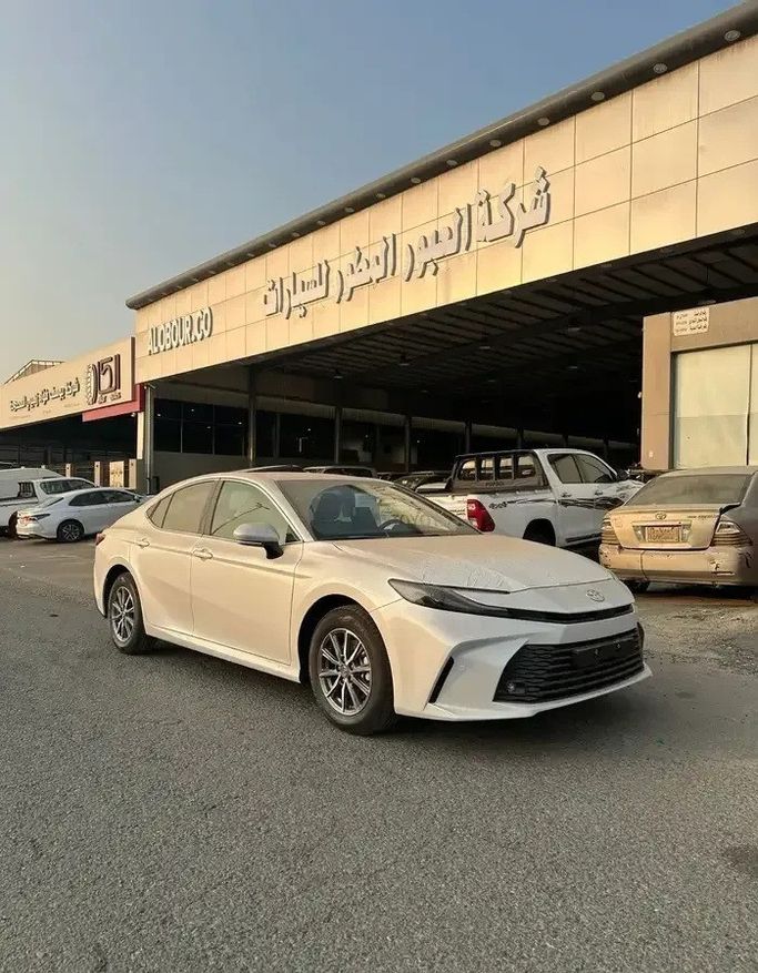 جديدة ⁦Toyota Camry التاسع (XV80)، 2.5 l، 2026⁩ في في المملكة العربية السعودية, جدة من Al Obour شركة العبور المطور للسيارات ، اللون أبيض.  | AUTO.AE | إعلان #279122