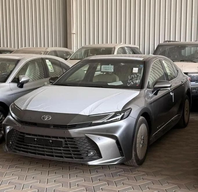 جديدة ⁦Toyota Camry التاسع (XV80)، 2.5 l، 2026⁩ في في المملكة العربية السعودية, جدة من Al Ghazi Cars الغازي للسيارات، اللون رمادي. أخرى | AUTO.AE | إعلان #279302