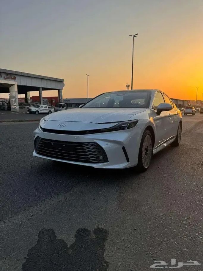 Новый ⁦Toyota Camry IX (XV80), 2.5 л, 2026⁩ в Саудовская Аравия, Джидда от Al Obour شركة العبور المطور للسيارات  Белый цвет.  | AUTO.AE | Объявление #280934