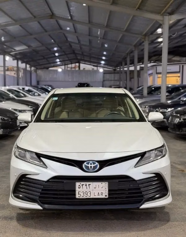 Подержанный ⁦Toyota Camry VIII (XV70) Рестайлинг, 2.5 л, 2022⁩ в Саудовская Аравия, Джидда от Faris Motor  معرض فارس موتر Белый цвет.  | AUTO.AE | Объявление #283801