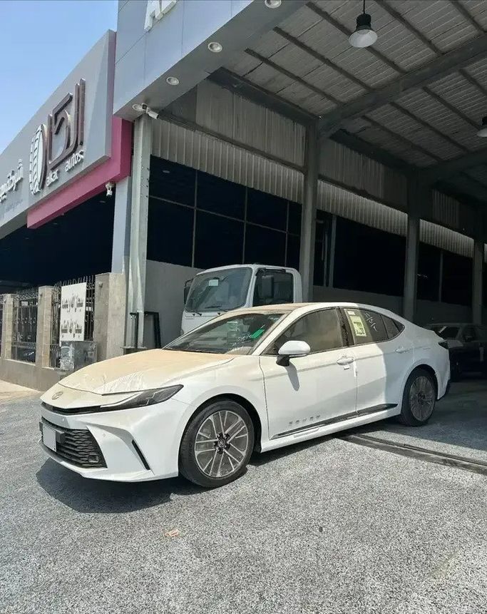 Новый ⁦Toyota Camry IX (XV80), 2.5 л, 2026⁩ в Саудовская Аравия, Джидда от Al Obour شركة العبور المطور للسيارات  Белый цвет.  | AUTO.AE | Объявление #286273