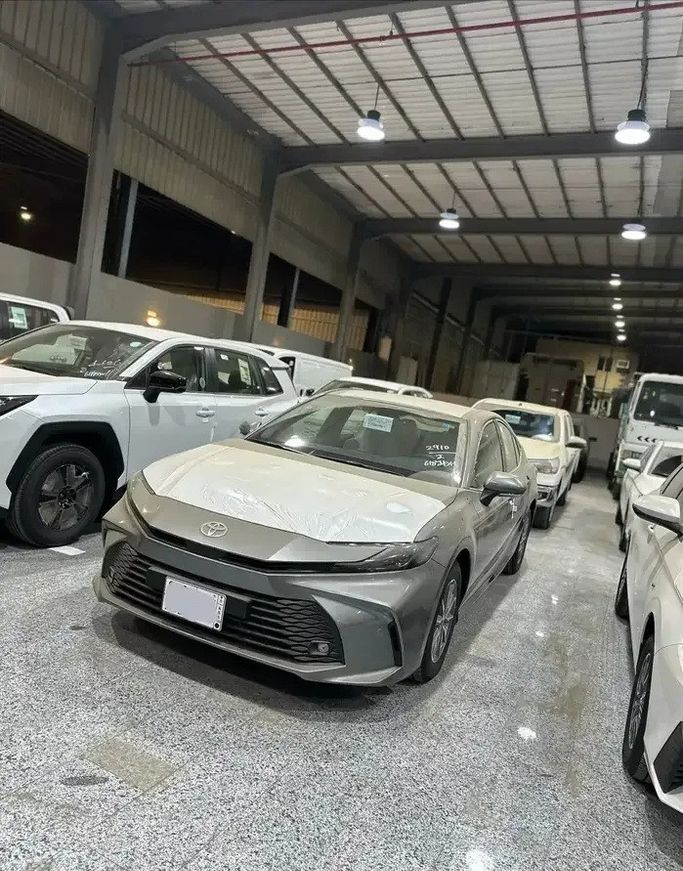 Новый ⁦Toyota Camry IX (XV80), 2.5 л, 2026⁩ в Саудовская Аравия, Джидда от Al Obour شركة العبور المطور للسيارات  Серый цвет.  | AUTO.AE | Объявление #286599