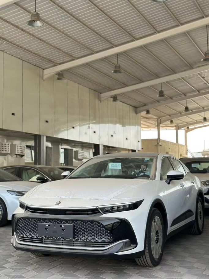 Новый Toyota Crown XVI (S230), 2.5 л, 2026 в Саудовская Аравия, Джидда от Nada Al Jazeera شركة ندى الجزيرة للسيارات Белый цвет.  | AUTO.AE